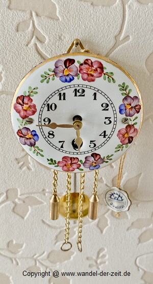 Wintermantel Miniatur Uhr Stiefmuetterchen 6 cm Zifferblatt 05