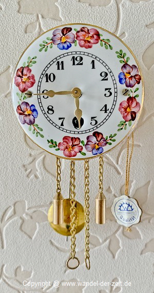 Wintermantel Miniatur Uhr Stiefmuetterchen 6 cm Zifferblatt 08